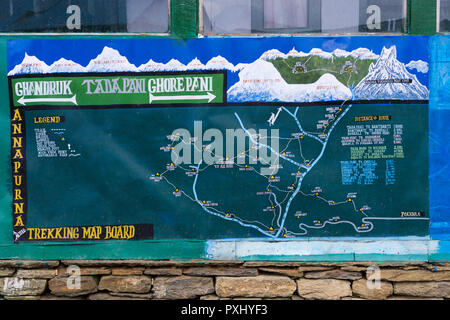 Disegnata a mano trekking mappa visualizzata sulla parete esterna di un edificio in Tadapani, regione di Annapurna, Nepal. Foto Stock