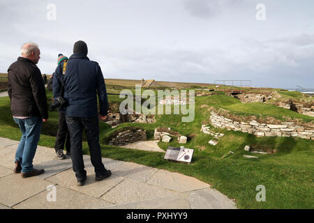 I visitatori a Skara Brae sito storico di Orkney Foto Stock