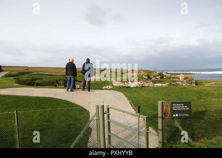 I visitatori a Skara Brae sito storico di Orkney Foto Stock