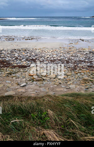 Sabbiosa spiaggia di ciottoli di Orkney Foto Stock