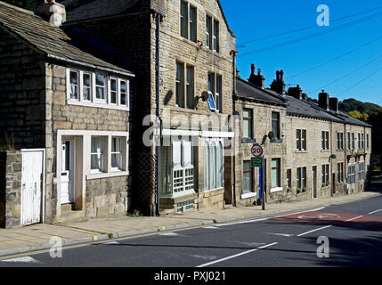 Terrazza di tradizionali case di pietra, Hebden Bridge,West Yorkshire, Inghilterra, Regno Unito Foto Stock