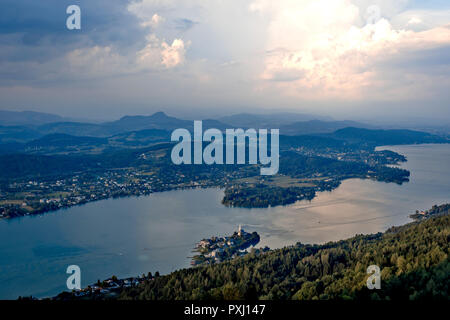 Sera vista dalla torre di osservazione Pyramidenkogel a Montagne e lago Woerth,Carinzia, Austria Foto Stock