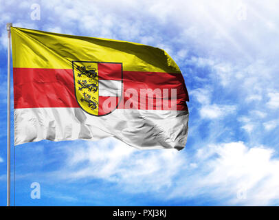 Bandiera Nazionale della Carinzia su un pennone di fronte blu cielo. Foto Stock