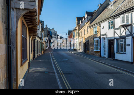 Cotswold case di pietra nelle tranquille strade di Winchcombe, Gloucestershire, Inghilterra Foto Stock
