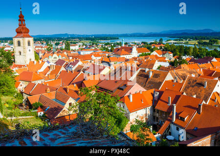 Vista sulla città e città torre del castello. Foto Stock