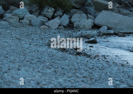 Spiaggia di ciottoli a Bariloche, Argentina Foto Stock