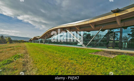 Il Macallan Whisky Distillery CRAIGELLACHIE MORAY Scozia giornata autunnale con lontane colline Foto Stock