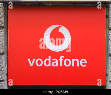 BOLOGNA, Italia - CIRCA NEL SETTEMBRE 2018: Vodafone storefront segno Foto Stock