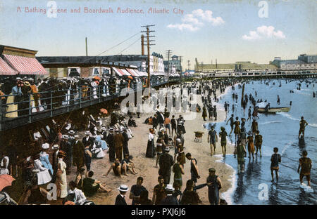 Scena di balneazione e passeggiata sul lungomare 'Audience' - Atlantic City, USA Foto Stock