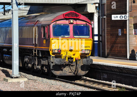 Classe EWS 66 locomotiva diesel capi una direzione sud il trasporto merci attraverso la stazione a Peterborough, CAMBRIDGESHIRE, England, Regno Unito Foto Stock