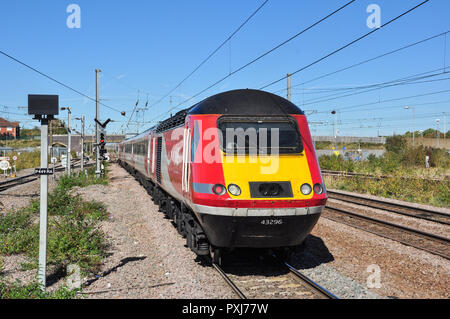 Inter City diesel HST uscire da Peterborough, CAMBRIDGESHIRE, England, Regno Unito Foto Stock