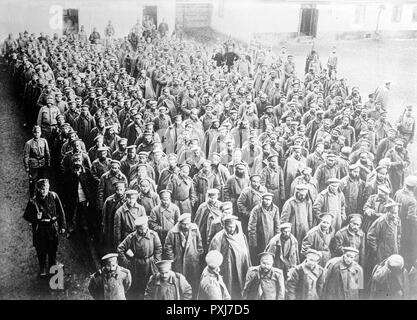 Prigionieri russi in Przemysl, circa 1914 - 1915 soldati russi catturati dall'esercito austro-ungarico a Przemysl Fortezza, Przemysl, Impero austro-ungarico, ora in Polonia durante la Prima Guerra Mondiale Foto Stock