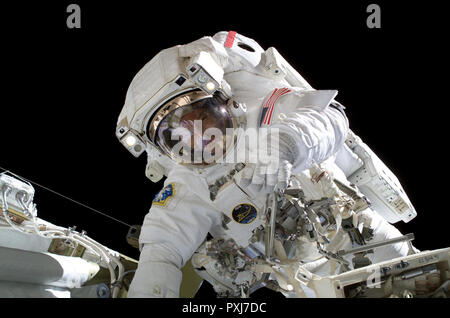 Astronauta Michael E. Lopez-Alegria, Expedition 14 commander e NASA Space Station la scienza ufficiale, partecipa a 6 ore, 40-minute spacewalk come prosegue la costruzione sulla Stazione spaziale internazionale. Foto Stock