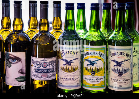 Bottiglie della distilleria di Absinthe Armand Guy a Portarlier, Francia Foto Stock