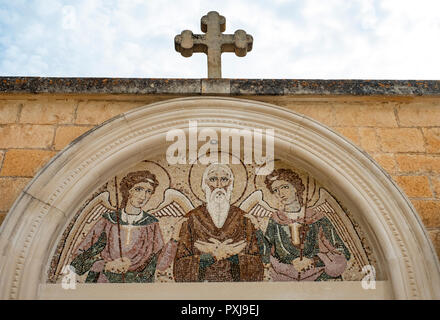 Mosaico cresta sopra l'ingresso alla basilica a Agios Neophytos Monastero, vicino a tala, regione di Paphos, Cipro. Foto Stock