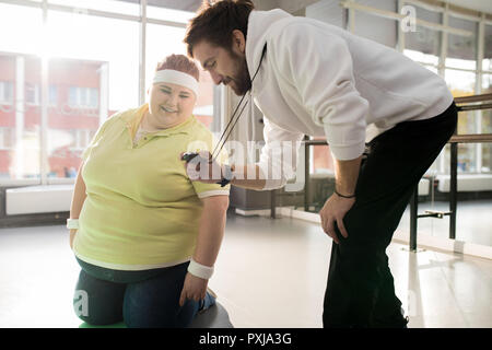Felice donna obesa che lavora fuori Foto Stock