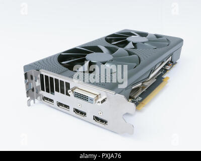 Potente e moderno high end computer graphics card isolato su sfondo bianco Foto Stock