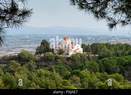 La chiesa nel villaggio di Pano Theletra siede su una posizione elevata e circondato da alberi. Foto Stock