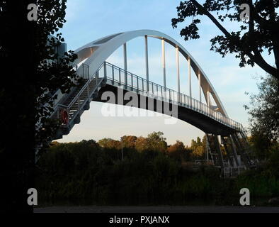 AJAXNETPHOTO. PORT MARLY, Francia. - Ponte sul Fiume Senna - un nuovo pedoni e ciclisti PASSARELLE ponte che attraversa il fiume Senna a PORT MARLY. Xix secolo artisti impressionista Alfred Sisley, Camille Pissarro, Corot, André Derain e altri studi fatti di vita sul fiume qui vicino. Il ponte, completata nel 2016, misure di 86m di lunghezza e pesa 131 t. Foto:JONATHAN EASTLAND/AJAX REF:GXR 182009 7594 Foto Stock