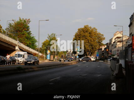 AJAXNETPHOTO. BOUGIVAL, Francia. - Paesaggio Urbano - guardando ad est verso Parigi lungo la D113 confinante con il fiume Senna, paesaggi una volta frequentati dal XIX secolo gli artisti impressionisti. Foto:JONATHAN EASTLAND/AJAX REF:GX8 181909 436 Foto Stock