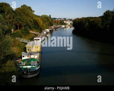 AJAXNETPHOTO. PORT MARLY, Francia. - Il fiume Senna houseboats - IL XXI SECOLO SCENA DI PENICHE HOUSEBOATS ormeggiato sulle rive del fiume Senna. La posizione era reso famoso in dipinti di pittori impressionisti Alfred Sisley, Camille Pissarro e altri nel tardo XIX secolo. Foto:JONATHAN EASTLAND REF:GX8 181909 355 Foto Stock