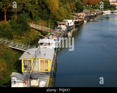AJAXNETPHOTO. PORT MARLY, Francia. - Il fiume Senna houseboats - IL XXI SECOLO SCENA DI PENICHE HOUSEBOATS ormeggiato sulle rive del fiume Senna. La posizione era reso famoso in dipinti di pittori impressionisti Alfred Sisley, Camille Pissarro e altri nel tardo XIX secolo. Foto:JONATHAN EASTLAND REF:GX8 181909 356 Foto Stock