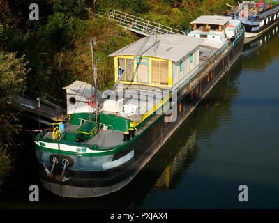 AJAXNETPHOTO. PORT MARLY, Francia. - Il fiume Senna houseboats - IL XXI SECOLO SCENA DI PENICHE HOUSEBOATS ormeggiato sulle rive del fiume Senna. La posizione era reso famoso in dipinti di pittori impressionisti Alfred Sisley, Camille Pissarro e altri nel tardo XIX secolo. Foto:JONATHAN EASTLAND REF:GX8 181909 359 Foto Stock