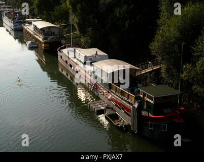 AJAXNETPHOTO. PORT MARLY, Francia. - Il fiume Senna houseboats - IL XXI SECOLO SCENA DI PENICHE HOUSEBOATS ormeggiato sulle rive del fiume Senna. La posizione era reso famoso in dipinti di pittori impressionisti Alfred Sisley, Camille Pissarro e altri nel tardo XIX secolo. Foto:JONATHAN EASTLAND REF:GX8 181909 360 Foto Stock