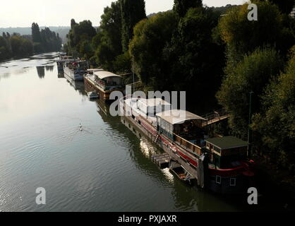 AJAXNETPHOTO. PORT MARLY, Francia. - Il fiume Senna houseboats - IL XXI SECOLO SCENA DI PENICHE HOUSEBOATS ormeggiato sulle rive del fiume Senna. La posizione era reso famoso in dipinti di pittori impressionisti Alfred Sisley, Camille Pissarro e altri nel tardo XIX secolo. Foto:JONATHAN EASTLAND REF:GX8 181909 361 Foto Stock