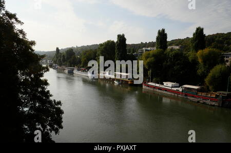 AJAXNETPHOTO. PORT MARLY, Francia. - Il fiume Senna houseboats - IL XXI SECOLO SCENA DI PENICHE HOUSEBOATS ormeggiato sulle rive del fiume Senna. La posizione era reso famoso in dipinti di pittori impressionisti Alfred Sisley, Camille Pissarro e altri nel tardo XIX secolo. Foto:JONATHAN EASTLAND REF:GX8 181909 366 Foto Stock