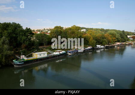 AJAXNETPHOTO. PORT MARLY, Francia. - Il fiume Senna houseboats - IL XXI SECOLO SCENA DI PENICHE HOUSEBOATS ormeggiato sulle rive del fiume Senna. La posizione era reso famoso in dipinti di pittori impressionisti Alfred Sisley, Camille Pissarro e altri nel tardo XIX secolo. Foto:JONATHAN EASTLAND REF:GX8 181909 368 Foto Stock