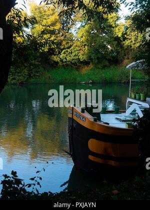 AJAXNETPHOTO. PORT MARLY, Francia. - Il fiume Senna houseboats - archetti colorati di vecchi FREYCINET PENICHE HOUSEBOATS ormeggiato sulle rive del fiume Senna. La posizione era reso famoso in dipinti di pittori impressionisti Alfred Sisley, Camille Pissarro e altri nel tardo XIX secolo. Foto:JONATHAN EASTLAND REF:GXR 182009 7593 Foto Stock
