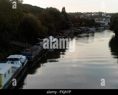 AJAXNETPHOTO. PORT MARLY, Francia. - Il fiume Senna houseboats - IL XXI SECOLO SCENA DI PENICHE HOUSEBOATS ormeggiato sulle rive del fiume Senna. La posizione era reso famoso in dipinti di pittori impressionisti Alfred Sisley, Camille Pissarro e altri nel tardo XIX secolo. Foto:JONATHAN EASTLAND REF:GXR 182009 7598 Foto Stock