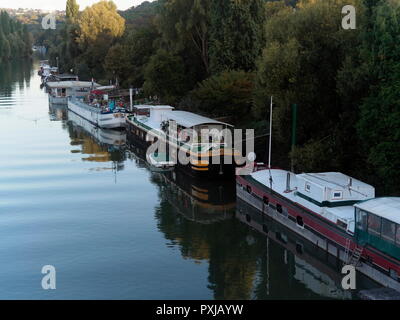 AJAXNETPHOTO. PORT MARLY, Francia. - Il fiume Senna houseboats - IL XXI SECOLO SCENA DI PENICHE HOUSEBOATS ormeggiato sulle rive del fiume Senna. La posizione era reso famoso in dipinti di pittori impressionisti Alfred Sisley, Camille Pissarro e altri nel tardo XIX secolo. Foto:JONATHAN EASTLAND REF:GXR 182009 7599 Foto Stock