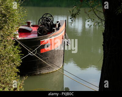 AJAXNETPHOTO. PORT MARLY, Francia. - Il fiume Senna houseboats - archetti colorati di vecchi FREYCINET PENICHE HOUSEBOATS ormeggiato sulle rive del fiume Senna. La posizione era reso famoso in dipinti di pittori impressionisti Alfred Sisley, Camille Pissarro e altri nel tardo XIX secolo. Foto:JONATHAN EASTLAND REF:GX8 181909 341 Foto Stock