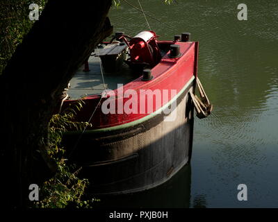 AJAXNETPHOTO. PORT MARLY, Francia. - Il fiume Senna houseboats - archetti colorati di vecchi FREYCINET PENICHE HOUSEBOATS ormeggiato sulle rive del fiume Senna. La posizione era reso famoso in dipinti di pittori impressionisti Alfred Sisley, Camille Pissarro e altri nel tardo XIX secolo. Foto:JONATHAN EASTLAND REF:GX8 181909 346 Foto Stock