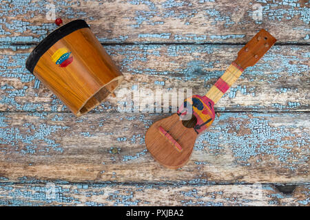 Venezuelano di strumenti musicali, Cuatro e tamburo Foto Stock