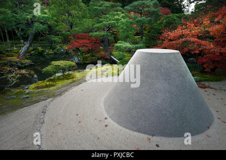Licenza disponibile al numero MaximImages.com - struttura di sabbia che simboleggia il Monte Fuji nello scenario autunnale di Ginkaku-ji, Tempio del Padiglione d'Argento Giappone Foto Stock