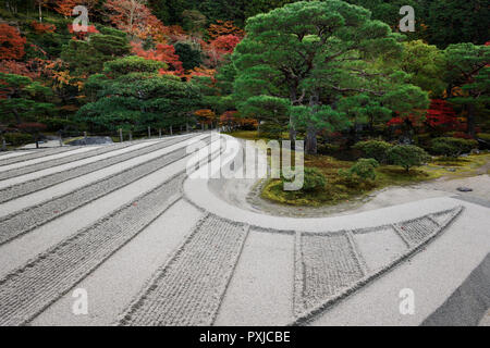 Licenza disponibile al MaximImages.com Ginshadan, giardino di sabbia con strisce, che rappresenta uno dei laghi Fuji, in uno scenario autunnale di Ginkaku-ji, Giappone Foto Stock