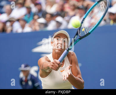 New York, NY - Agosto 30, 2018: Madison CHIAVI DI STATI UNITI D'AMERICA restituisce la sfera durante l'US Open 2018 2° round match contro Bernarda Pera del Stati Uniti al USTA Billie Jean King National Tennis Center Foto Stock