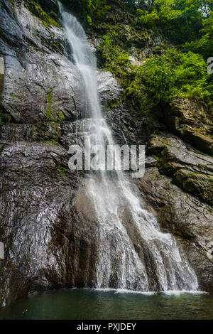 Cascata Makhuntseti morbida vista otturatore con stagno e nessuno Foto Stock
