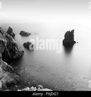 Una lunga esposizione di lone rock in mare di Capo Kogane, Prefettura di Shizuoka, Giappone Foto Stock