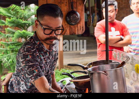 Pad Thai venditore ambulante con grandi baffi rendendo pad thai a JingJai Mercato Agricolo, Chiang Mai, Thailandia Foto Stock