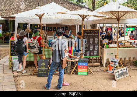 Il settimanale, succedendo JingJai organico Mercato Agricolo, Chiang Mai, Thailandia Foto Stock