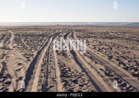 Tracce di pneumatici in sabbia a Long Beach, Washington, Stati Uniti d'America. Foto Stock