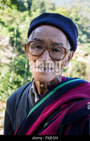 Il Nagaland, India. Ritratto di uomo anziano Foto Stock