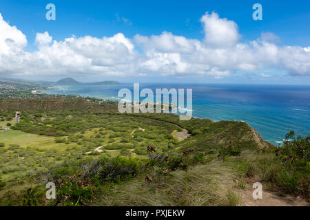 Coste viste dalla testa di Diamante di Vulcano a piedi in una giornata di sole a Waikiki Hawaii Honolulu il 8 di Ottobre 2018 Foto Stock