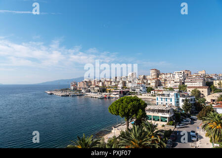 Vista città con porto per traghetti, Saranda, Mar Ionio, Albania Foto Stock