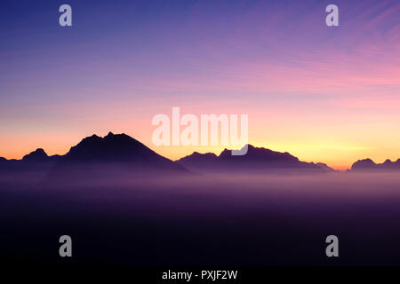 Silhuette del Watzmann e Hochkalter, sera rosso, atmosfera serale, sulle Alpi di Berchtesgaden, Parco Nazionale di Berchtesgaden Foto Stock