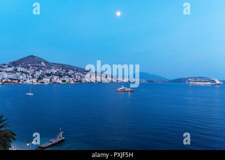 Vista della città di notte, Saranda, Mar Ionio, Albania Foto Stock